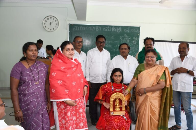 ನಾಗಾಂಬಿಕಾ ಬಿ.ಇಡಿ ಕಾಲೇಜಿನಲ್ಲಿ ಸಂಭ್ರಮ: 6ನೇ ರಾಂಕ್ ಸಾಧಕಿ ಮಂದಾರಗೆ ಗೌರವ, ಗುಲಾಬಿ ಹೂವಿನೊಂದಿಗೆ ಹೊಸಬರಿಗೆ ಸ್ವಾಗತ: