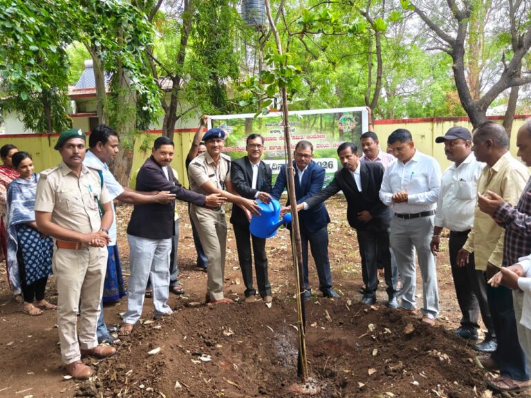 ಚಿಂಚೋಳಿ: ನ್ಯಾಯಾಲಯದ ಆವರಣದಲ್ಲಿ ಮೊಳಗಿದ ಹಸಿರು ಕ್ರಾಂತಿಯ ಸಂದೇಶ – “ಪ್ರಕೃತಿ ರಕ್ಷಣೆ ನಮ್ಮೆಲ್ಲರ ಕಾನೂನಾತ್ಮಕ ಹೊಣೆ” ಎಂದ ನ್ಯಾಯಾಧೀಶ ಅನಿಲ ಶೇಖನವರ್