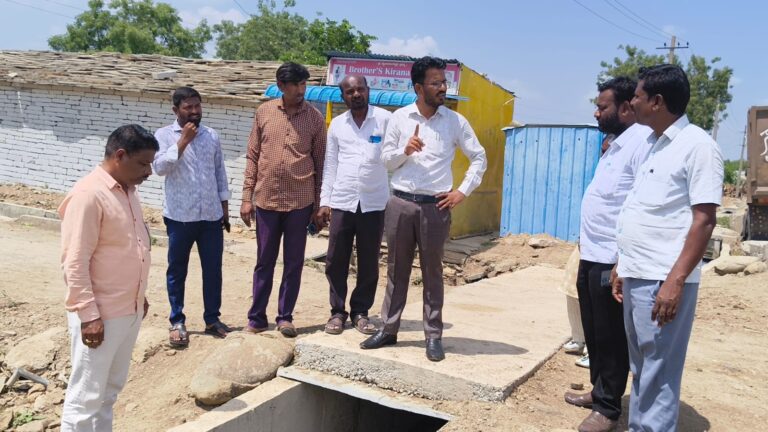 ಜನರ ಕಷ್ಟಕ್ಕೆ ಕಿವಿಯಾದ ತಾ.ಪಂ ಇ.ಓ; ಬೇಡಕಪಳ್ಳಿಯಲ್ಲಿ ಮಳೆ ಹಾನಿ ಪರಿಶೀಲನೆ.