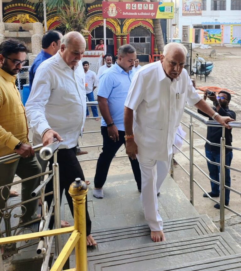 ಕಲಬುರಗಿ ಮಹಾದಾಸೋಹಿ ಶರಣಬಸವೇಶ್ವರರ ಸನ್ನಿಧಿಯಲ್ಲಿ ಬಿ.ಎಸ್. ಯಡಿಯೂರಪ್ಪ: 9ನೇ ಪೀಠಾಧಿಪತಿಗಳ ಆಶೀರ್ವಾದ ಪಡೆದ ಮಾಜಿ ಸಿಎಂ